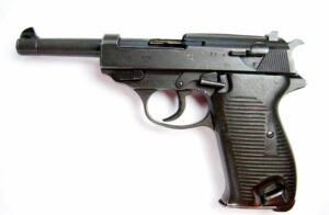 Walther P38.- Código "SVW 45".- Guarnición francesa.